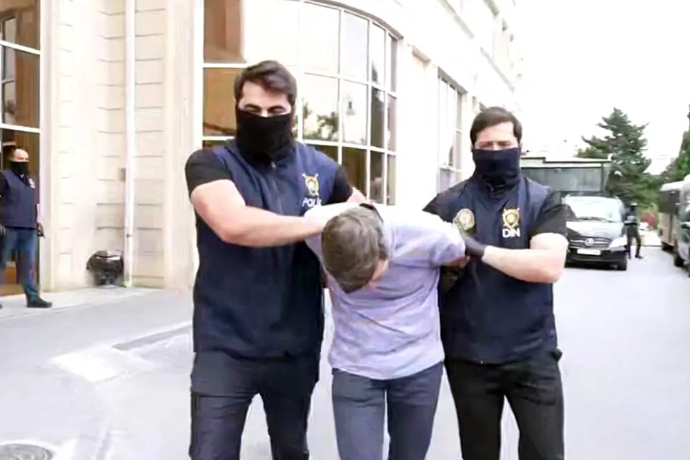 Задержание сотрудника "Sputnik Азербайджан". Скриншот видео am.sputniknews.ru