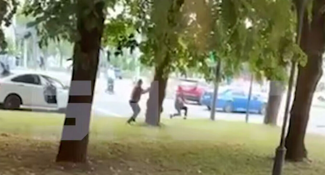 Нападение на полицейских в Нальчике. 4 июля 2025 г. Скриншот видео https://www.gazeta.ru/auto/news/2025/07/04/26198558.shtml