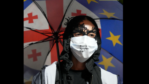 Активистка на акции у парламента Грузии. Скриншот фото Publika от 05.07.25, https://www.facebook.com/photo/?fbid=1489125562486989&set=pcb.1489125722486973 (деятельность компании Meta, владеющей соцсетью, запрещена в России).