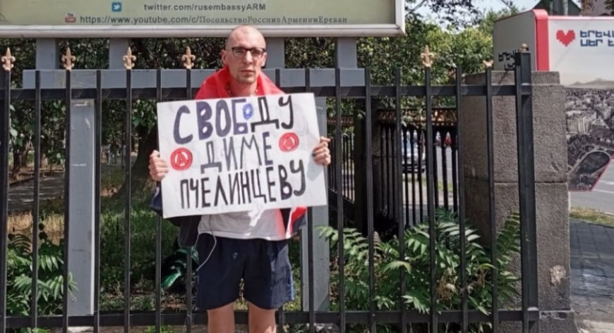 Александр Шерченков на пикете в Ереване. Фото из телеграм-канала RusNews https://t.me/smirusnews/72387