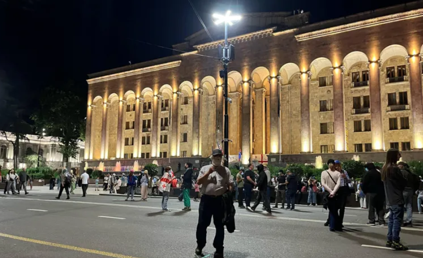Акция протеста у парламента Грузии. Скриншот фото "Интерпрессньюс" от 06.07.25, https://www.interpressnews.ge/ka/article/843171-parlamenttan-saprotesto-akciaze-ikribebian