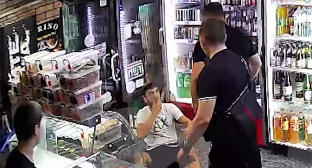 Двое мужчин в Северной Осетии избили посетителя магазина, одетого в шорты. 11 июля 2025 г. Скриншот видео https://t.me/mash_gor/8322