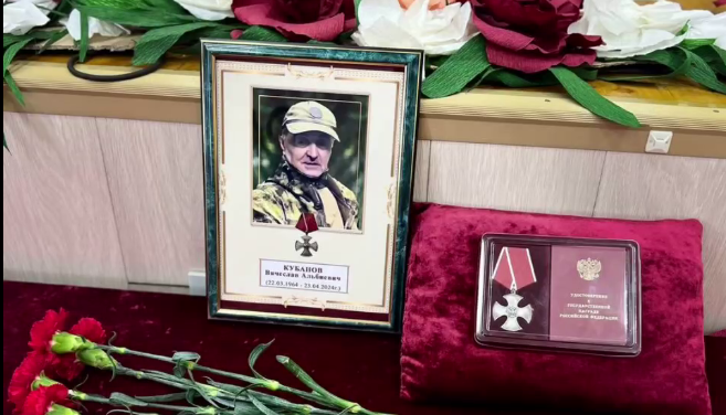 Фотография и орден Вячеслава Кубанова. Стоп-кадр видео из Telegram-канала администрации Ногайского муниципального района от 11.07.25, https://t.me/nogayski_rayon/12159.