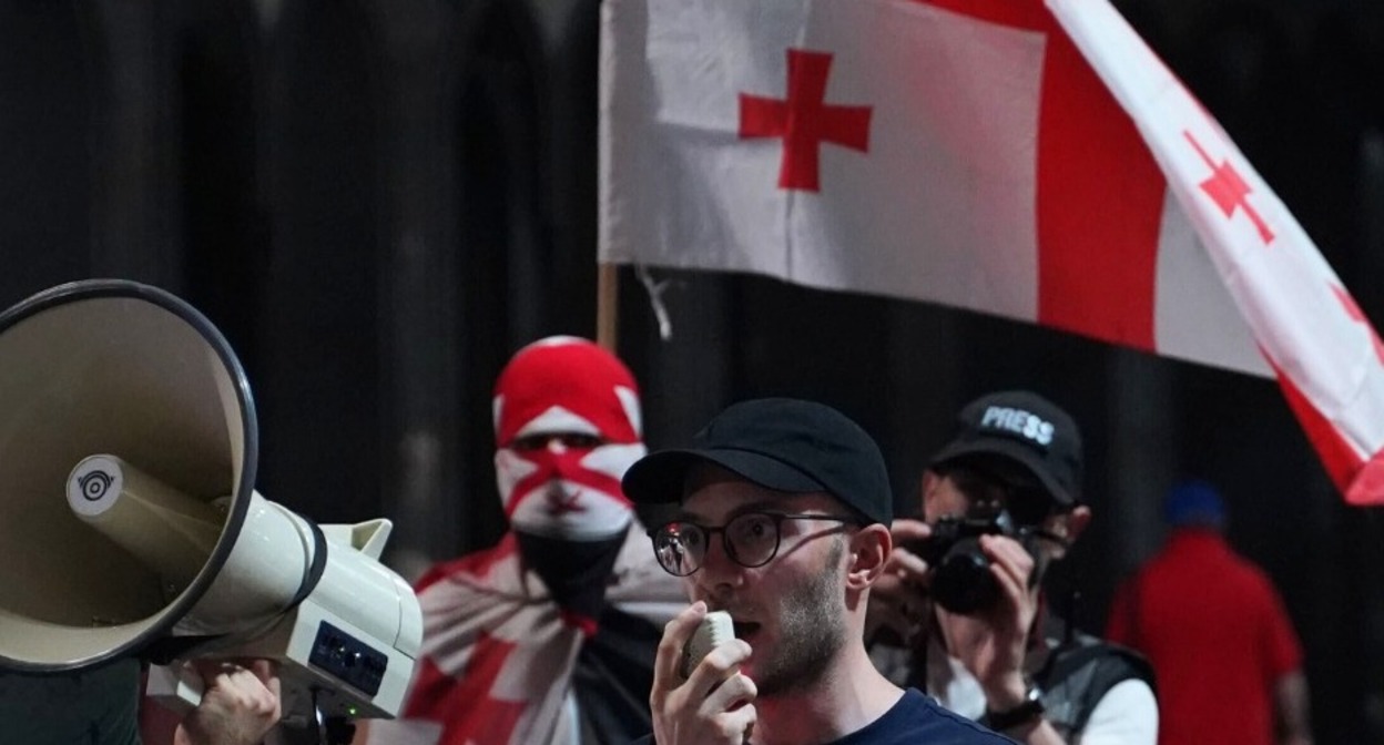 Протестующие на проспекте Руставели. Фото: скриншот публикации NEWS.On.ge в Facebook*