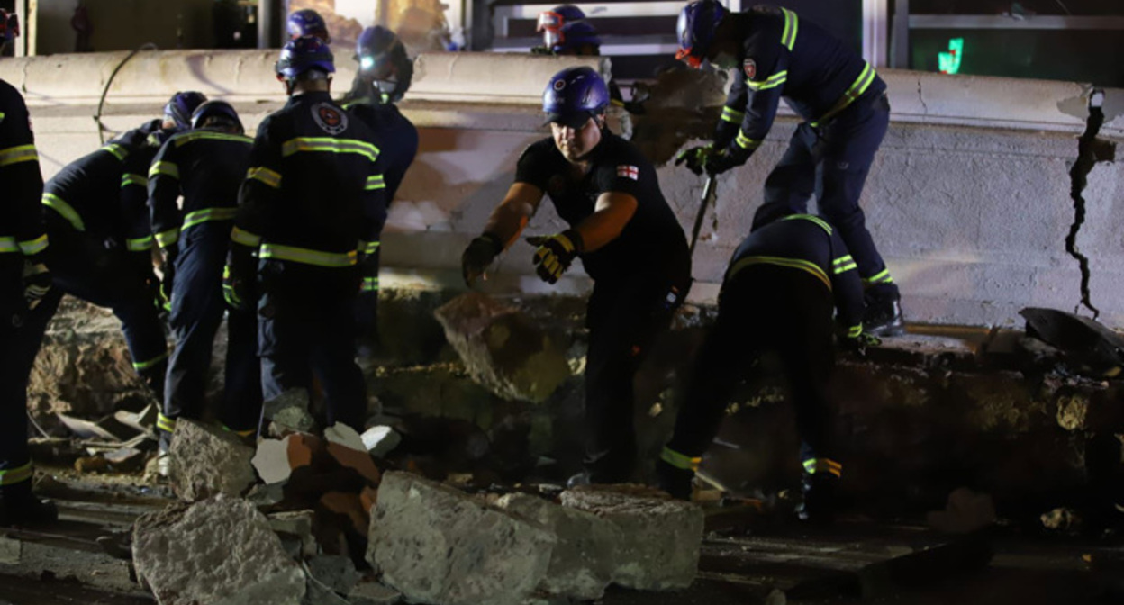 Спасательные работы на месте обрушившегося дома. Тбилиси, 14 июля 2025 г. Фото: МВД Грузии