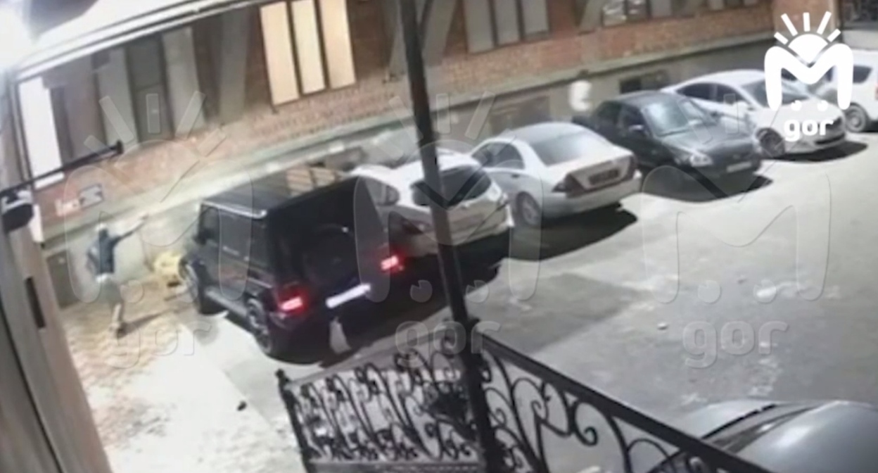 Кадр видеозаписи нападения на Тимура Хизриева, опубликованной в телеграм-канале Mash Gor https://t.me/mash_gor/8353