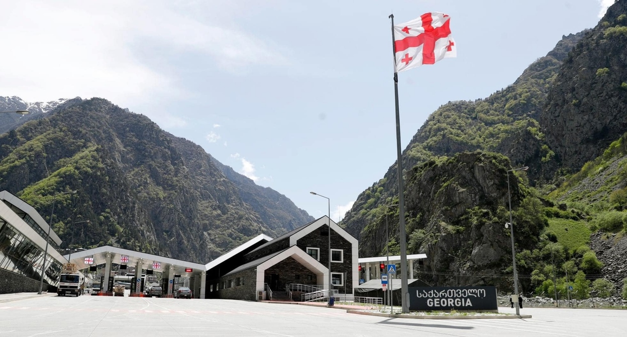 КПП "Дарьяли". Фото: "Новости-Грузия" https://www.newsgeorgia.ge/v-gruzii-objasnili-massovye-otkazy-vo-vezde-deportirovannym-rf-ukraincam-ugrozoj-gosbezopasnosti/