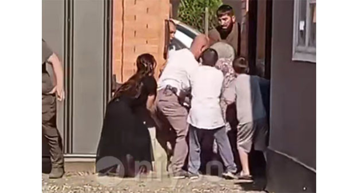 Люди в камуфляжной форме силой забирают мужчину со двора частного дома. 20 июля 2025 г. Скриншот видео оппозиционного Telegram-канала