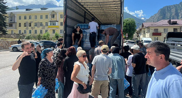 Раздача питьевой воды жителям Тырныауза. 22 июля 2025 г. Фото: https://t.me/tyrnyauzadmin/1341