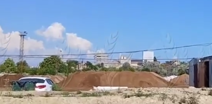 Песок с мазутом в Воскресенском. Стоп-кадр видео Kub_mash от 23.07.25, https://t.me/kub_mash/9680/