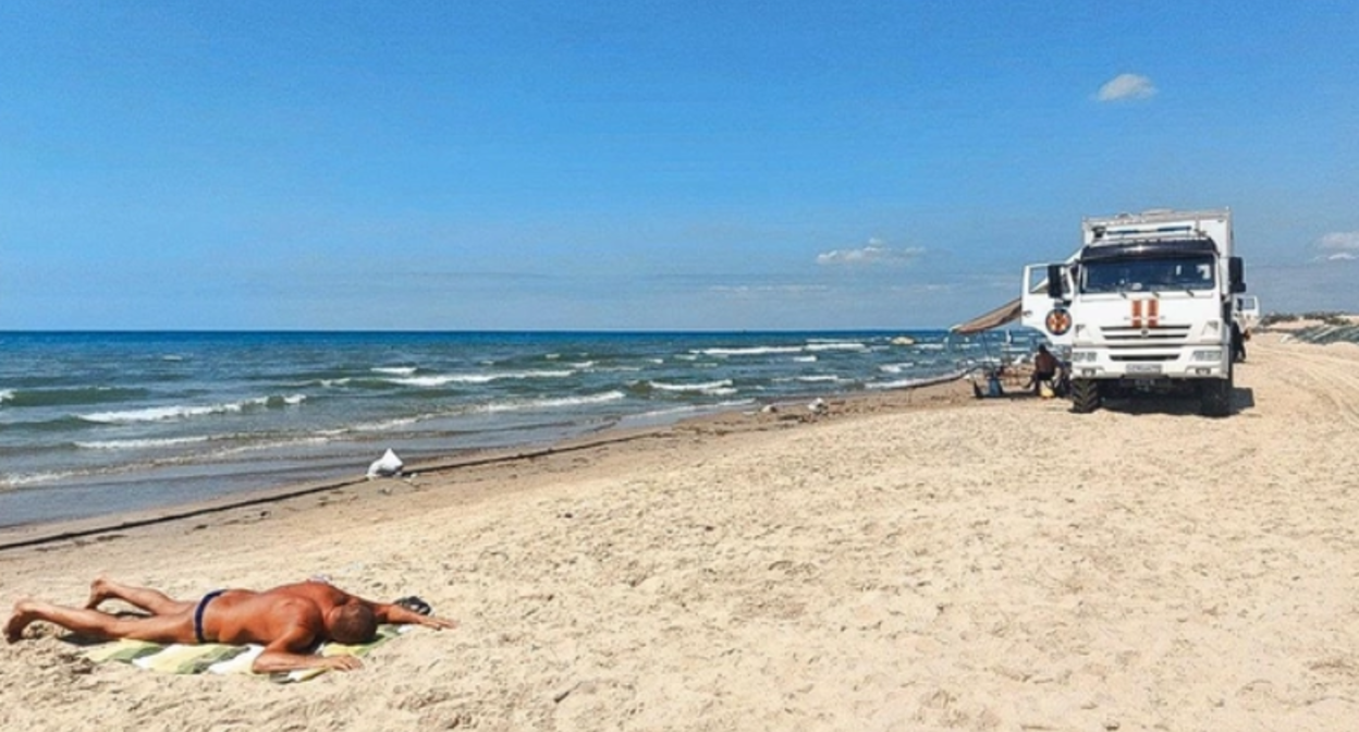 Отдыхающий на пляже Джемете. Фото Екатерины Железновой, 93.ru, https://93.ru/text/summer/2025/07/22/75755366/