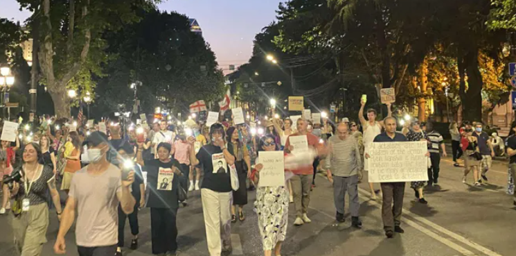 Марш представителей культуры. Скриншот фото "Интерпрессньюс" от 27.07.25, https://www.interpressnews.ge/ka/article/844871-saprotesto-akciis-monacileebma-rustavelis-gamziri-gadaketes