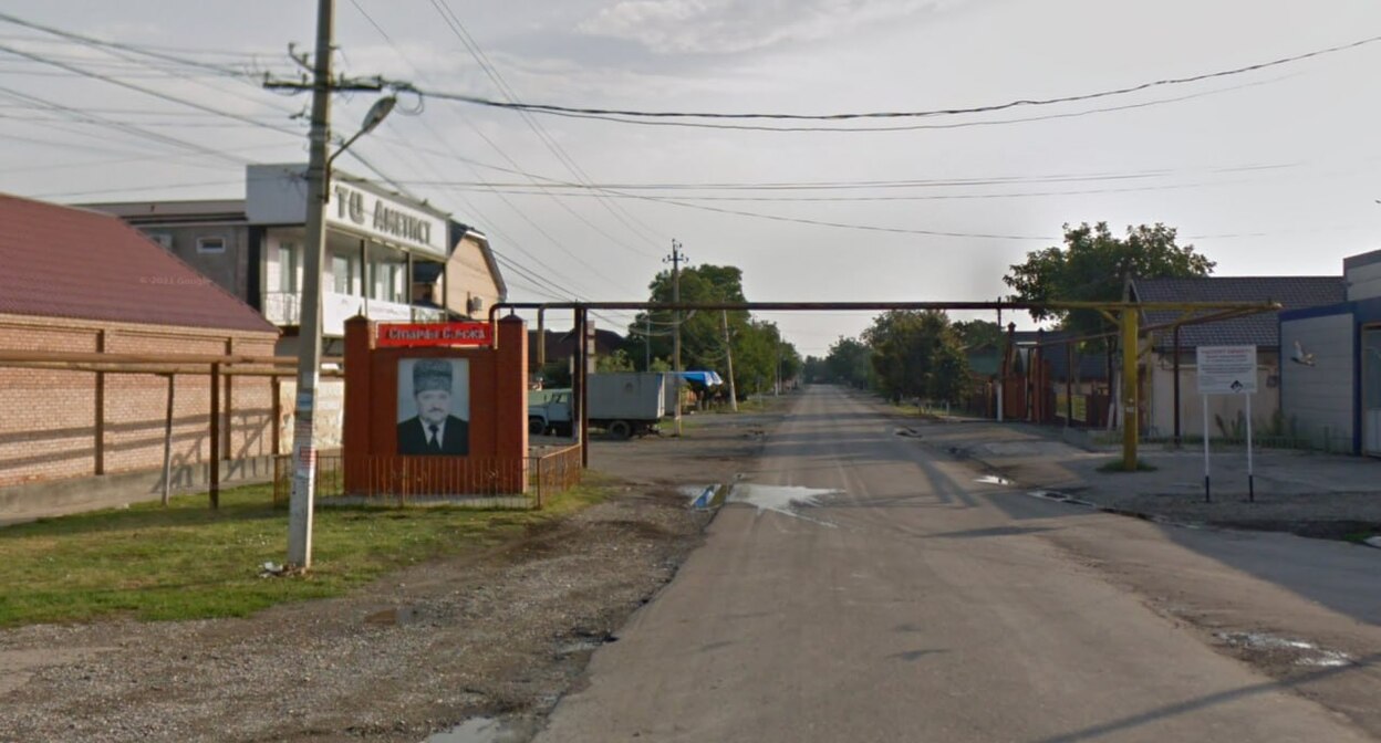 Стендс портретом Ахмата Кадырова в Старой Сунже. Скриншот публикации оппозиционного Telegram-канала