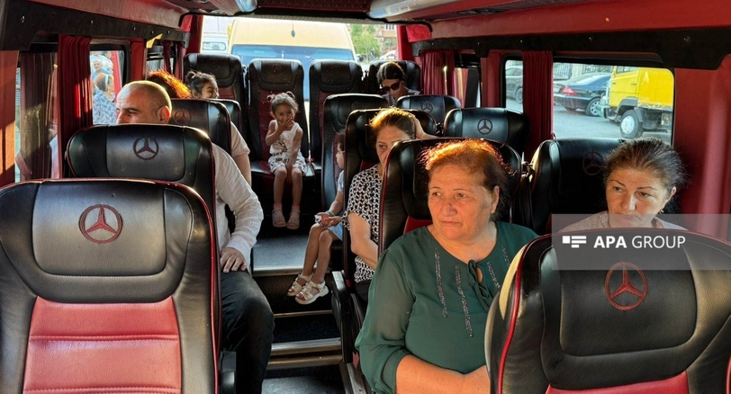 Члены семей переселенцев. 30 июля 2025 года. Фото: АПА https://ru.apa.az/sotsium/v-gorod-dzebrail-otpravlena-ocerednaya-gruppa-pereselencev-foto-617219