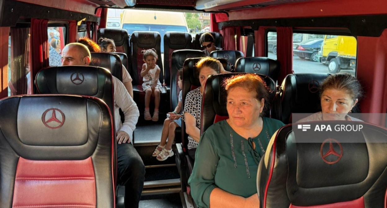 Члены семей переселенцев. 30 июля 2025 года. Фото: АПА https://ru.apa.az/sotsium/v-gorod-dzebrail-otpravlena-ocerednaya-gruppa-pereselencev-foto-617219