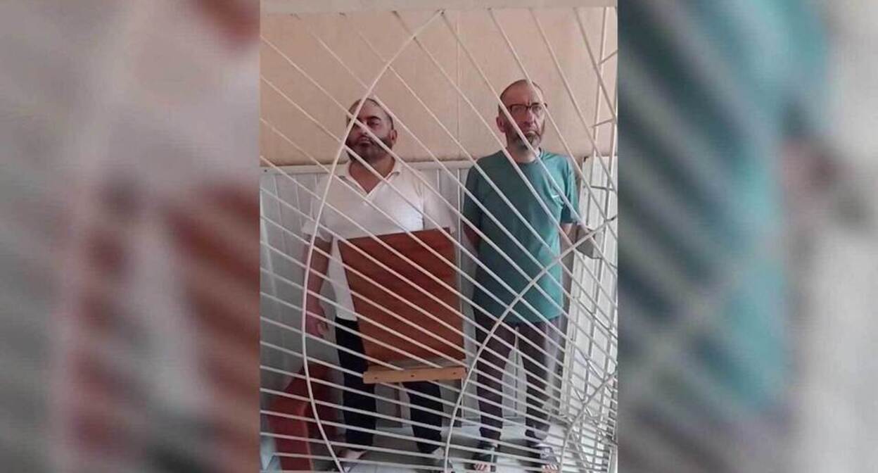 Асланбек Казанчев и Анзор Батыров в зале суда. Скриншот видео https://www.1tv.ru/news/2025-07-30/516648-vyneseny_prigovory_esche_dvum_uchastnikam_bandy_basaeva_i_hattaba