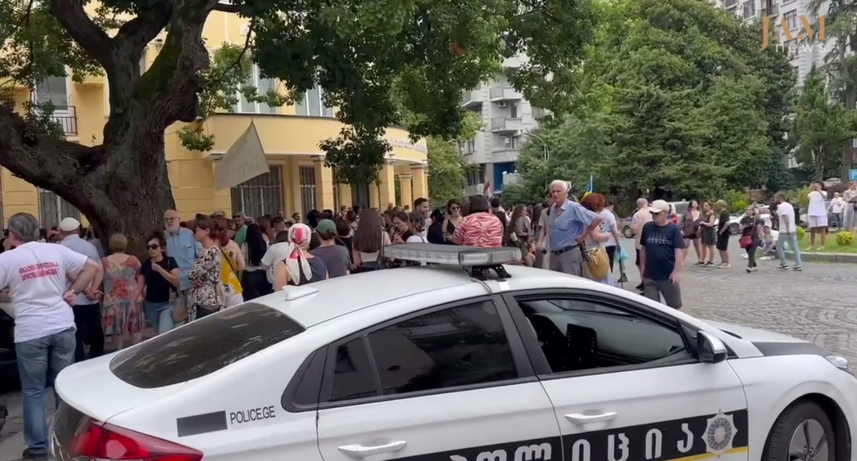 Активисты у здания суда в Батуми. Кадр видео JAMnews.