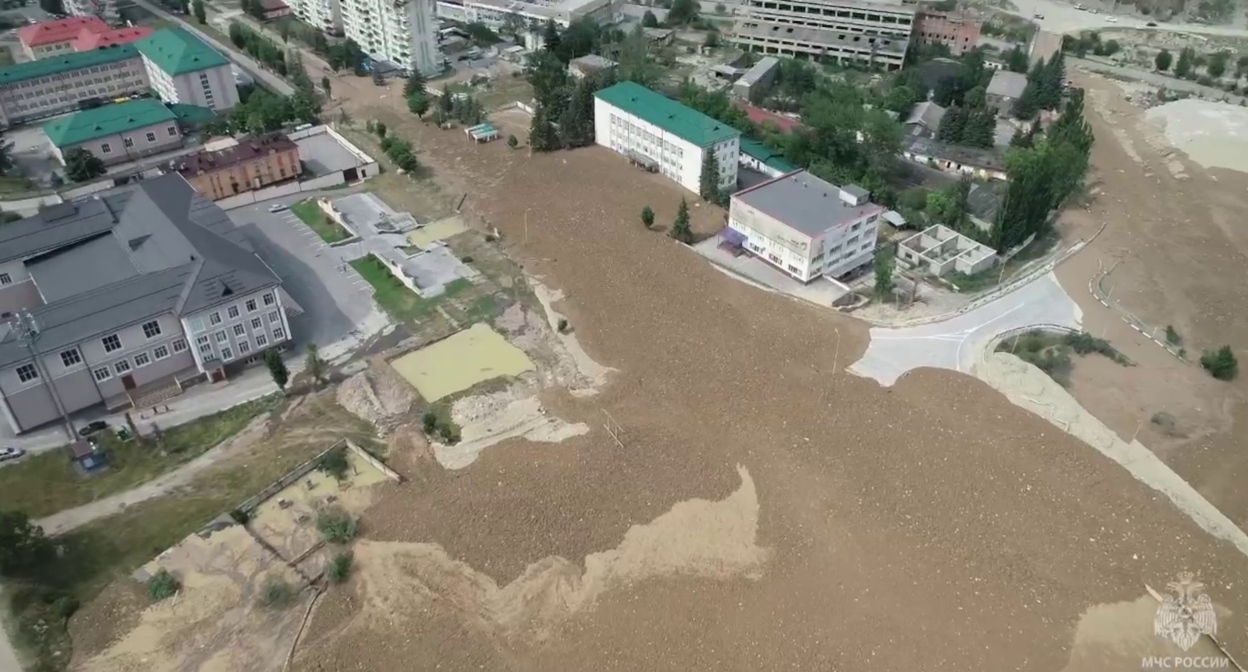 Последствия схода селя в Тырныаузе. Кадр видео МЧС https://t.me/mchskbr/7944