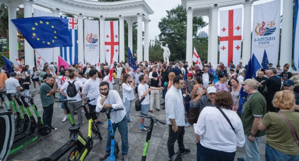Сбор участников акции в Батуми. Скриншот фото Publika от 02.08.25, https://www.facebook.com/photo?fbid=1512557743477104&set=a.715406393192247 (деятельность компании Meta, которая владеет соцсетью, запрещена в России).