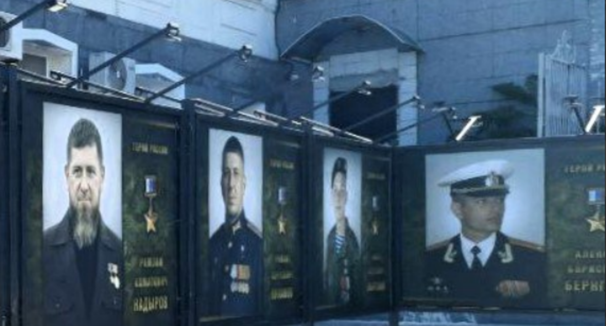 Кадыров в числе Героев России на выставке в Севастополе. Скриншот фото из Telegram-канала Общественной палаты Севастополя от 02.08.25, https://t.me/ops92ru/1993?single