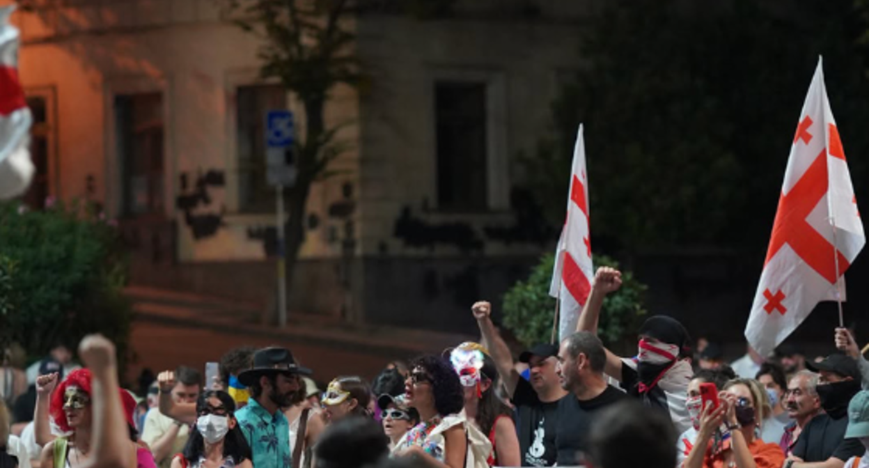 Акция протеста в Тбилиси. Скриншот фото Publika от 03.08.25, https://www.facebook.com/photo/?fbid=1513474966718715&set=a.715406393192247 (деятельность компании Meta, владеющей соцсетью, запрещена в России)