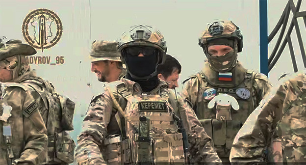 Группа бойцов отправлена из Чечни в зону СВО. 7 августа 2025 г. Скриншот видео https://t.me/RKadyrov_95/5889