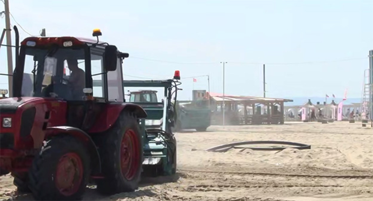 Очистка пляжей в Анапе. 7 августа 2025 г. Скриншот видео https://t.me/opershtab23/13907