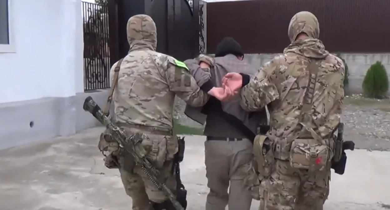 Задержание одного из подозреваемых. Скриншот фото Сапа https://sapa.media/v-ingushetii-zaderzhali-planirovavshih-terakt-v-czerkvi-20240828/.