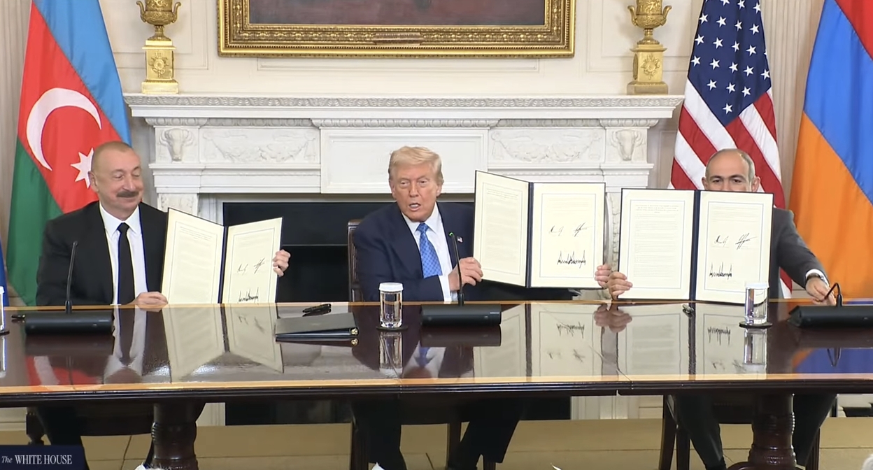 Подписание мирной декларации. Кадр официальной трансляции Белого дома The White House . YouTube