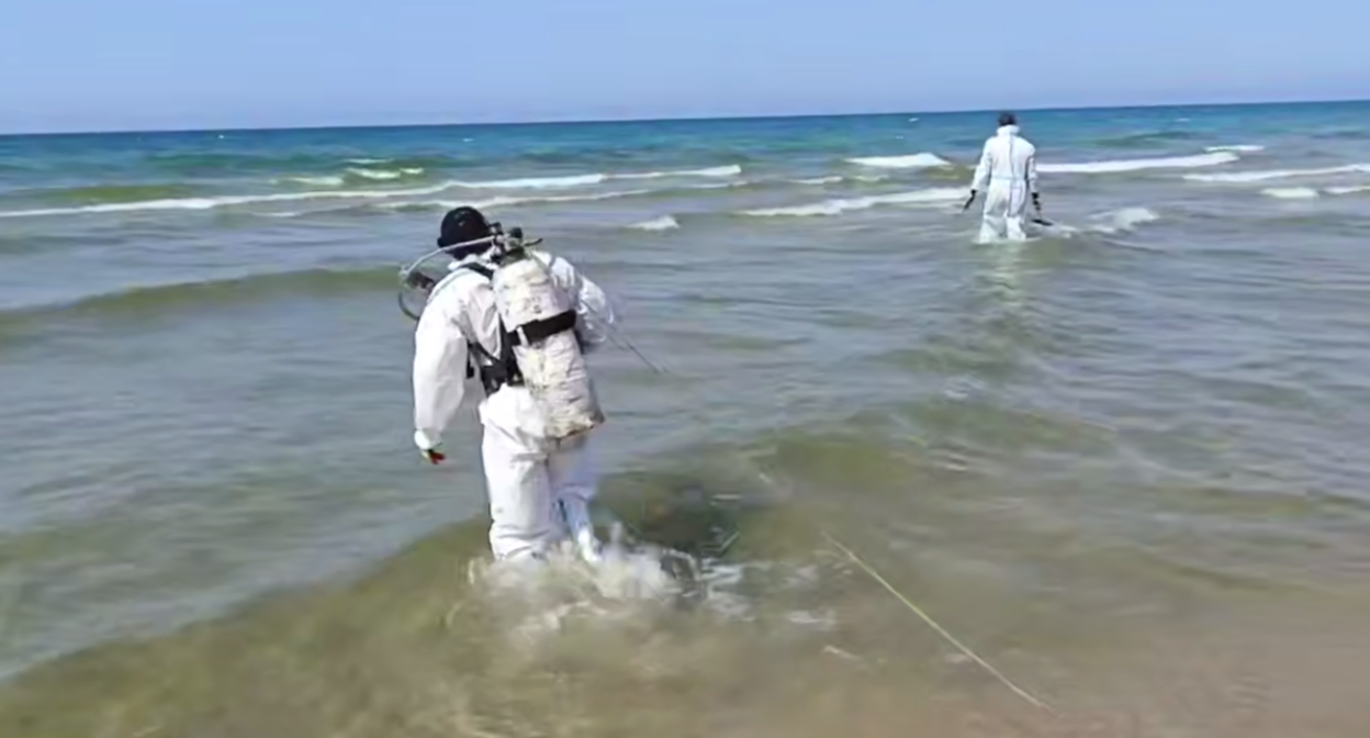 Водолазы в Джемете заходят в море. Стоп-кадр видео оперштаба от 31.07.25, https://t.me/opershtab23/13837