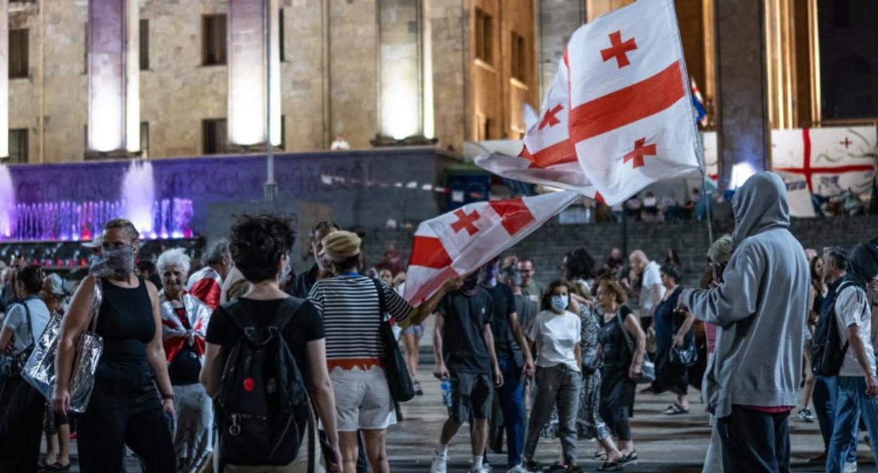 Обстановка у парламента Грузии. Скриншот фото Publika  от 09.08.25, https://www.facebook.com/photo/?fbid=1518742529525292&set=a.7154063931922471 (деятельность компании Meta, владеющей соцсетью, запрещена в России).