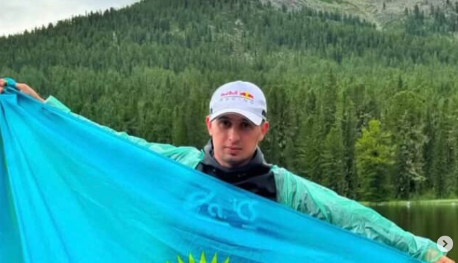 Мансур Мовлаев. Скриншот фото со страницы Мурата Адама в соцсети Instagram* от 09.08.25, https://www.instagram.com/p/DNEFZHFMOf3/?img_index=1 (деятельность компании Meta, владеющей соцсетью, запрещена в России).

