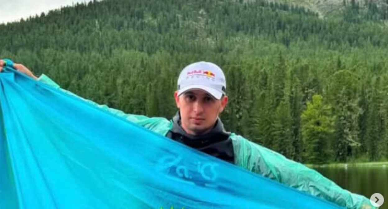 Мансур Мовлаев. Скриншот фото со страницы Мурата Адама в соцсети Instagram* от 09.08.25, https://www.instagram.com/p/DNEFZHFMOf3/?img_index=1 (деятельность компании Meta, владеющей соцсетью, запрещена в России).

