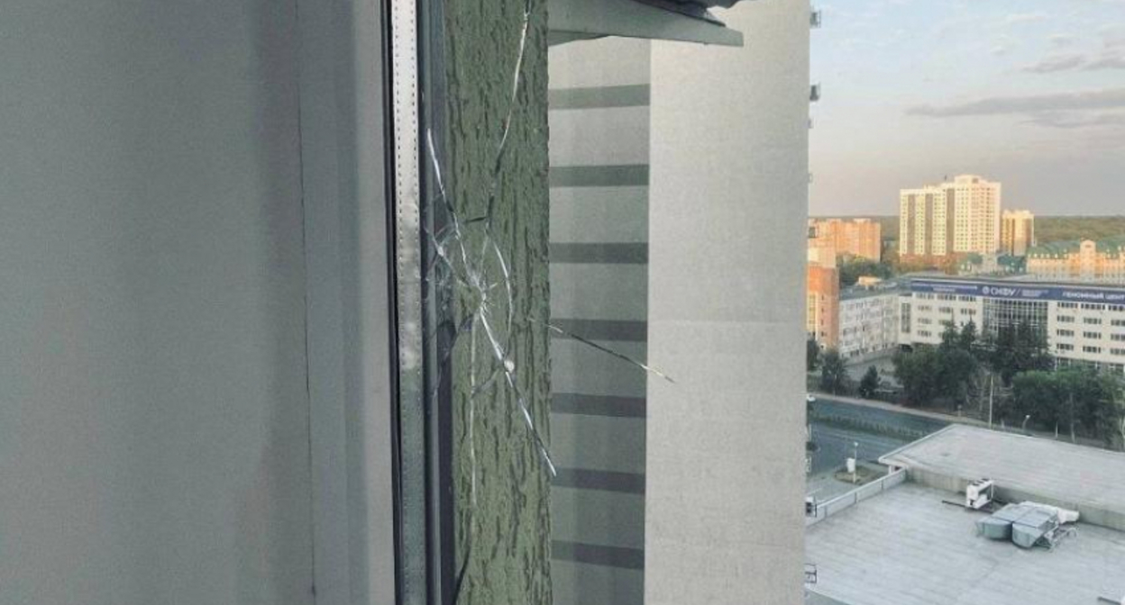 Разбитое окно в жилом доме в Ставрополе. 12 августа 2025 г. Фото: https://bloknot-stavropol.ru/news/iz-za-padeniya-dronov-v-stavropole-vybity-okna-v-k