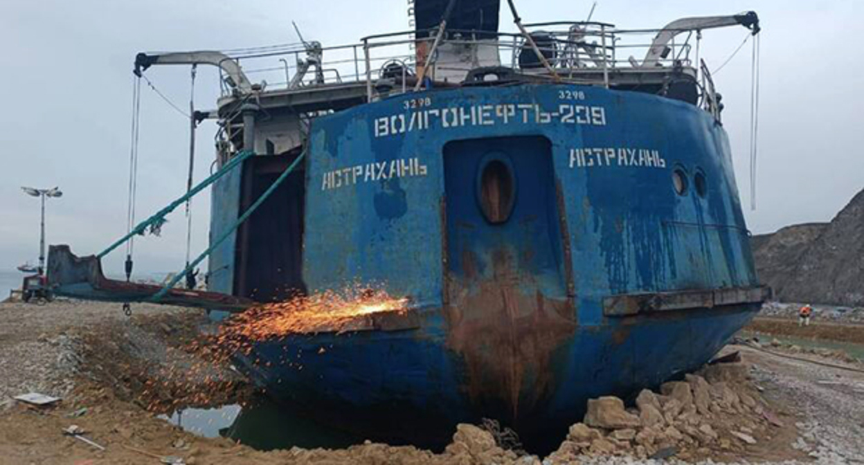 Танкер, потерпевший крушение. Фото: t.me/mintrans_russia