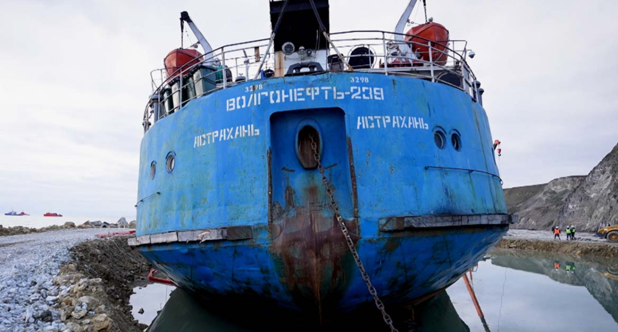 Танкер "Волгонефть-239", скриншот фото "Кубань24", https://kuban24.tv/item/apellyatsiya-zakrepila-za-vlastyami-kryma-pravo-na-podem-chasti-volgonefti-239