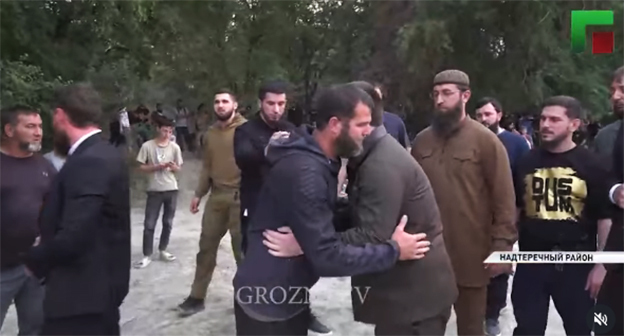 Адам Кадыров и отец погибшего мальчика (в центре). Скриншот видео https://www.instagram.com/p/DNTV8IVxU0p/ принадлежит компании Meta деятельность которой запрещена в России