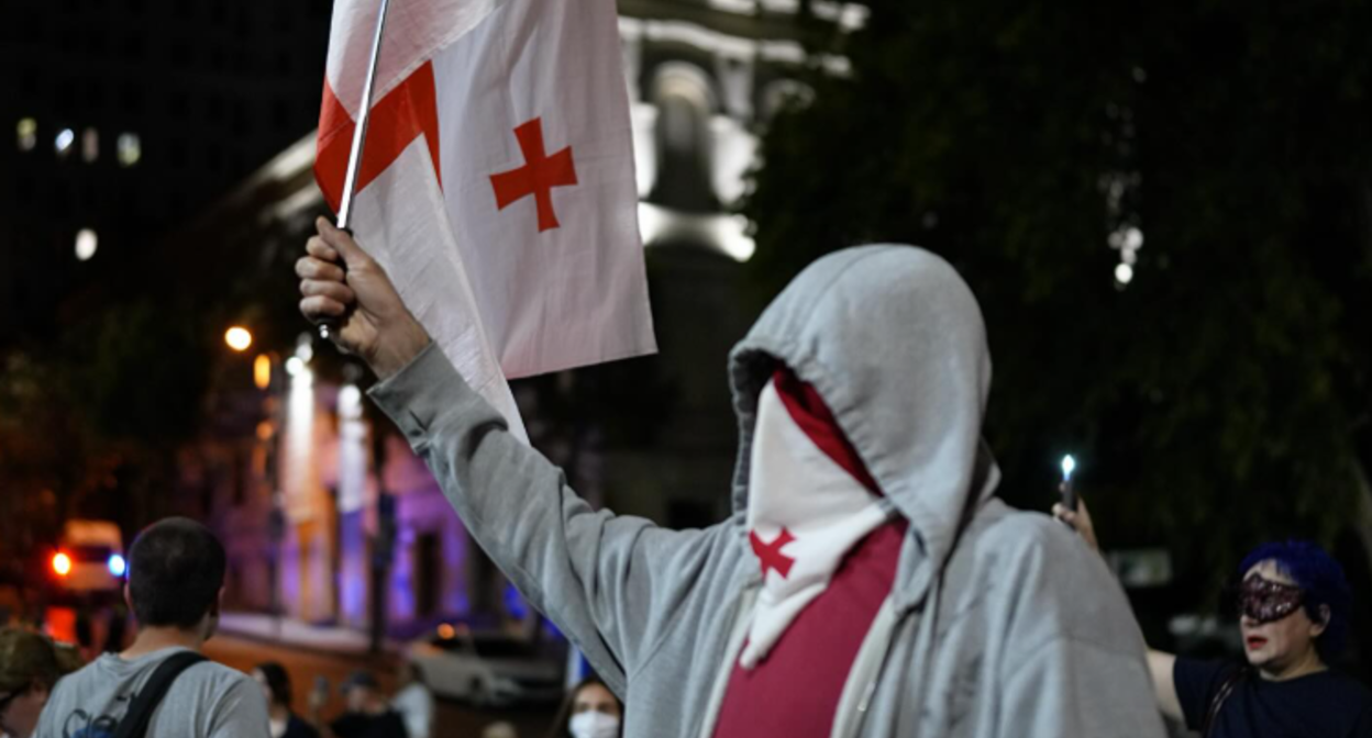 Участники акции протеста у парламента Грузии. Скриншот фото Publika от 17.08.25, https://www.facebook.com/photo?fbid=1525735372159341&set=pcb.1525735542159324 (деятельность компании Meta, владеющей соцсетью, запрещена в России)