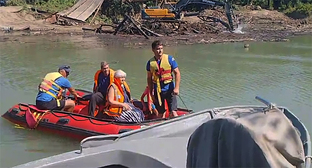 Cпасатели доставляют жителей Лермонтова на лодке. 19 августа 2025 г. Скришот видео https://t.me/glavatuapseregion/3887