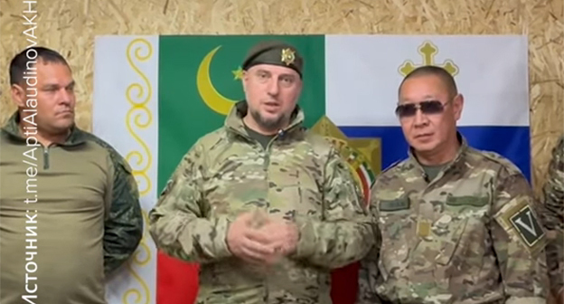 Встреча Апти Алаудинова (в центре) с ультраправыми. Скриншот видео "Кавказского узла"