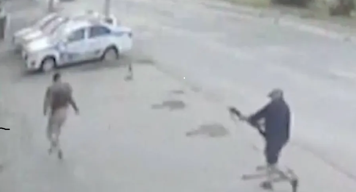 Нападение на судью в Камышине. Кадр видеозаписи камеры наблюдения. Скриншот  https://bloknot-volgograd.ru/news/sudyu-zhestoko-ubili-v-kamyshine--1888620