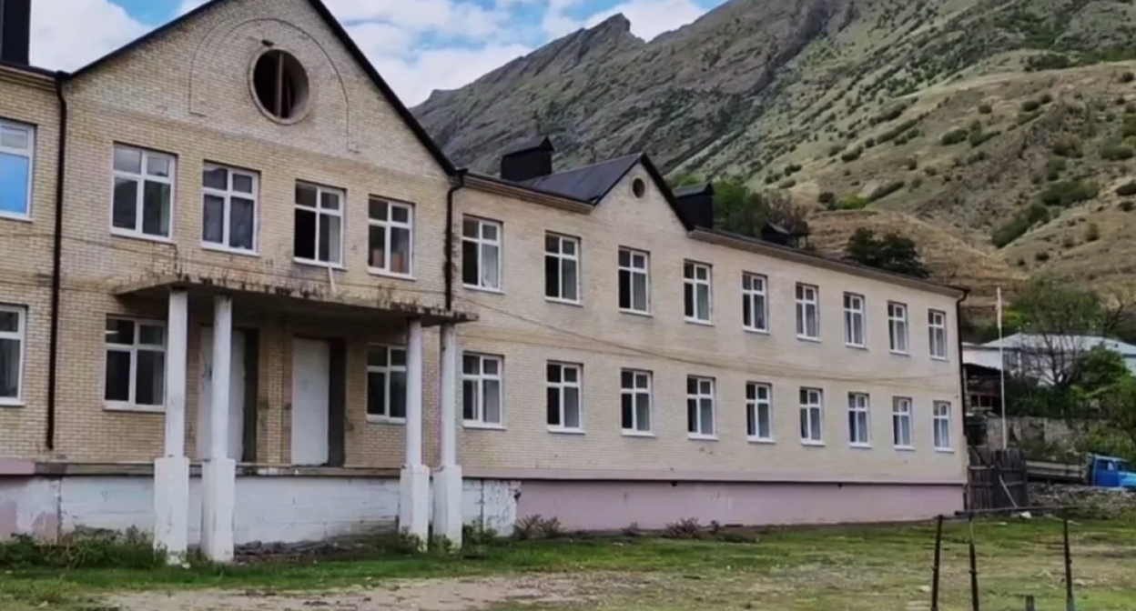 Недостроенная школа в селе Балахани в Дагестане. Скриншот видео https://news-dagestan.ru/society/2025/08/19/33487.html