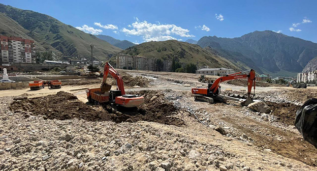 Очистка улиц Тырныауза от последствий селя. 21 августа 2025 г. Фото https://t.me/elbrusraion_adm/19147