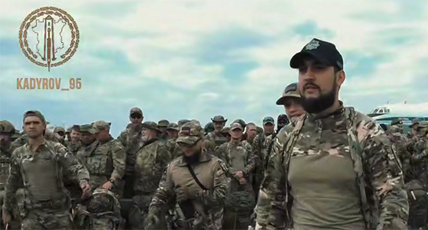 Бойцы в аэропорту Грозного перед отправкой в зону военной операции. 21 августа 2025 г. Скриншот видео https://t.me/RKadyrov_95/5924