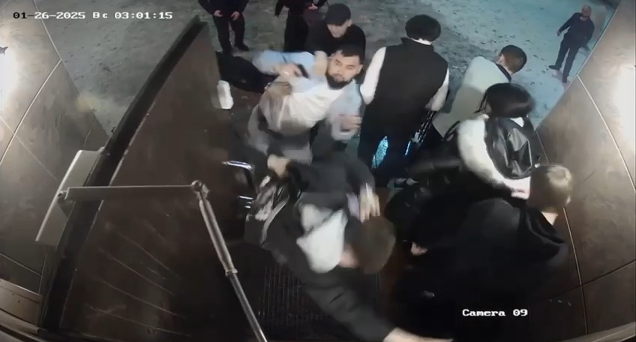 Джабраилов (в центре, в белом) нападает с пистолетом на посетителя паба. Кадр видео с камер наблюдения.