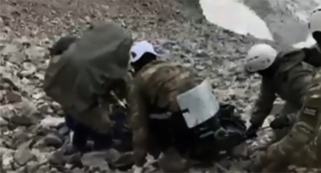 Эвакуация тел погибших альпинистов. 21 августа 2025 г. Скриншот видео МЧС по Кабардино-Балкарской Республике