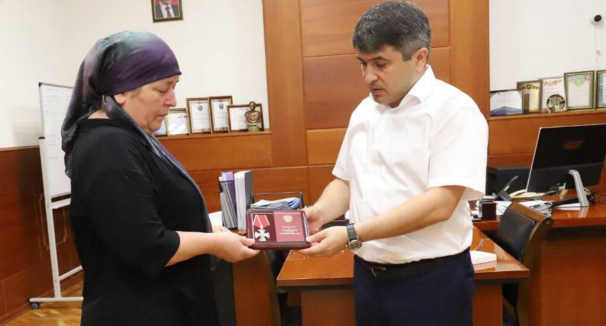 Передача награды матери убитого бойца. Скриншот фото из Telegram-канала Магомеда Курбанова от 20.08.25, https://t.me/mkurbanov/7083?single.