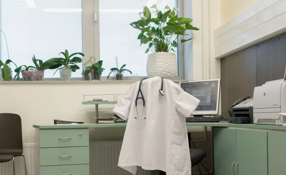 Кабинет врача. Скриншот фото https://yandex.ru/images/search?from=tabbar&img_url=https%3A%2F%2Ff11.pmo.ee%2Fc0ywUImnDIVxdHeexqfbsiUCejM%3D%2F1864x0%2Ffilters%3Afocal(1578x590%3A4079x2408)%2Fnginx%2Fo%2F2014%2F11%2F06%2F3496533t1h5613.jpg&lr=214&pos=5&rpt=simage&text=%D0%BA%D0%B0%D0%B1%D0%B8%D0%BD%D0%B5%D1%82%20%D0%B2%D1%80%D0%B0%D1%87%D0%B0%20%D1%81%20%D0%BA%D0%BE%D0%BC%D0%BF%D1%8C%D1%8E%D1%82%D0%B5%D1%80%D0%BE%D0%BC