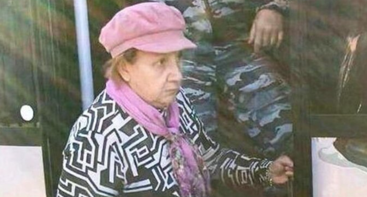 Ирина Сукач во время задержания. Скриншот фото 161.ru от 29.10.21, https://161.ru/text/criminal/2021/10/29/70225013/