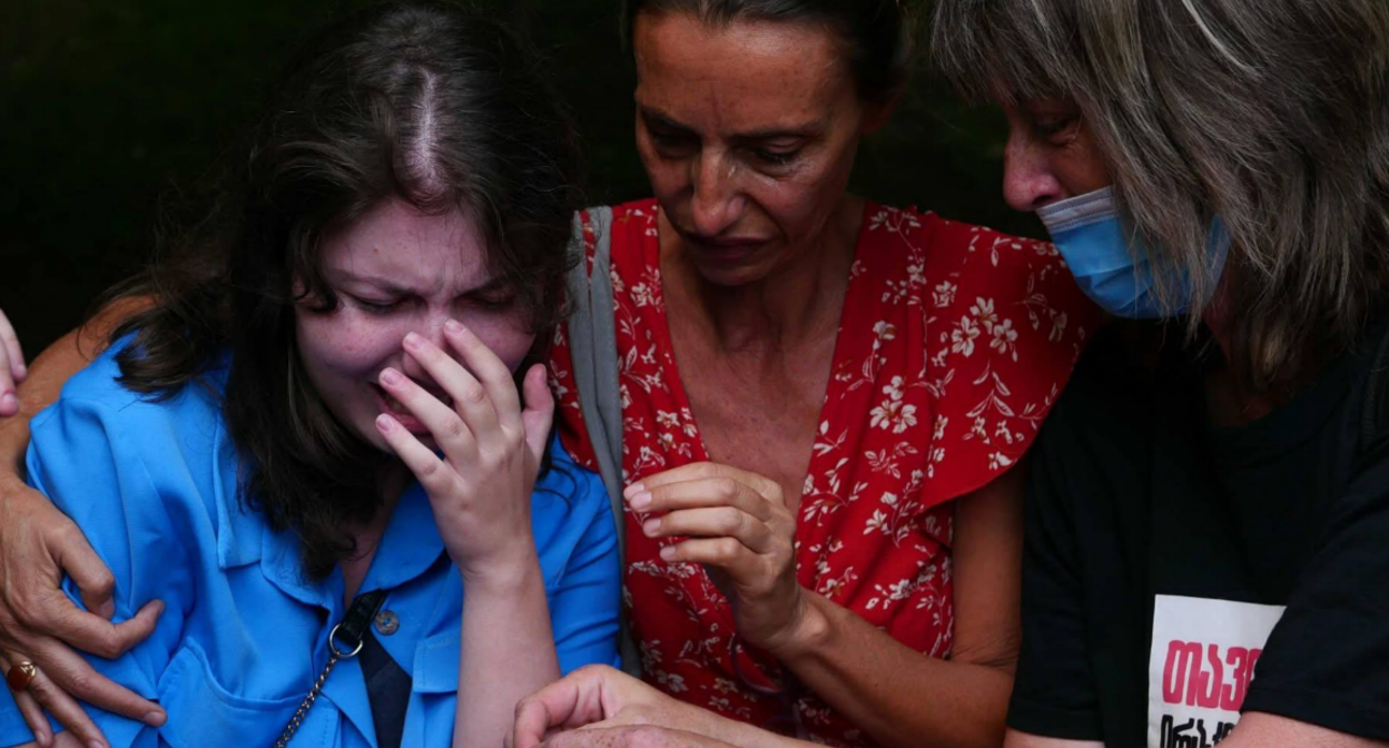 Манана Самхарадзе (слева) после оглашения приговора Антону Чечину. Скриншот фото Мариам Никурадзе от 02.09.25 из Telegram-канала Tbilisi Life https://t.me/Tbilisi_life/41719